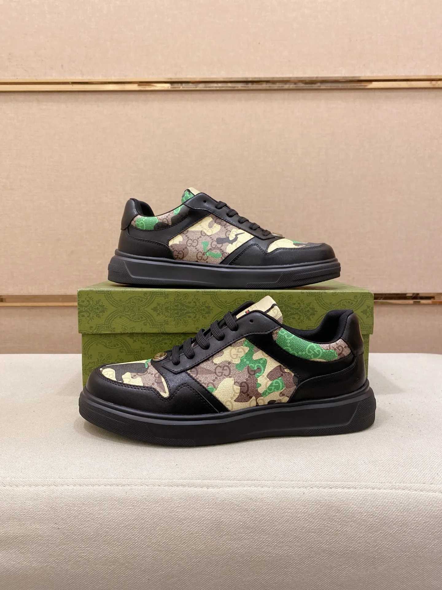 Ex-factory price 400💰【Gucci】Gucci men’s latest series of casual shoes! The official website is built 1:1. The upper is made of imported high-quality cowhide, and the lining is made of high-quality sheepskin, which is soft and comfortable. Picky selection of materials and exquisite workmanship give you the best enjoyment. Number of yards: 38-44 yards.